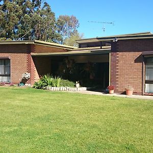 Hilltop Escape Bed and Breakfast Naracoorte Exterior photo