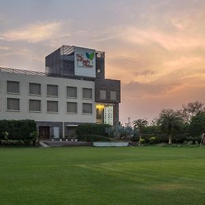 Hotel The Mystic Palms Mathura Exterior photo