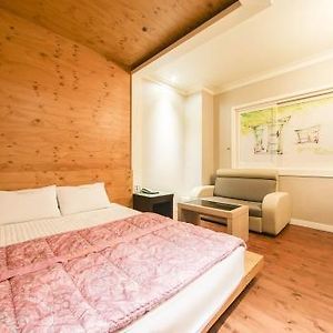 Apartamento de 1000 m² con 1 habitación/es y 1 baño/s de uso privado, en Uichang-gu Changwon Exterior photo