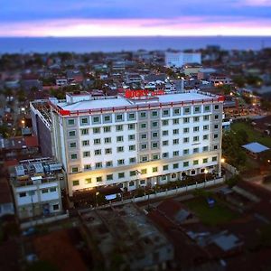 Rocky Plaza Hotel Padang Exterior photo