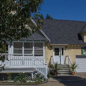 Genelle House B&B Guest House Exterior photo