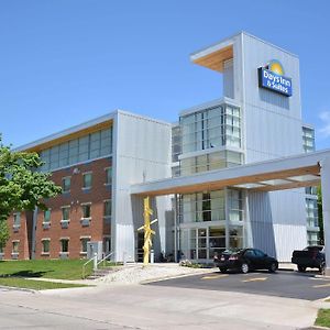 Days Inn & Suites By Wyndham Milwaukee Exterior photo