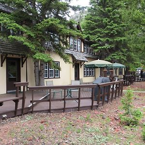 Crandell Mountain Lodge Waterton Exterior photo