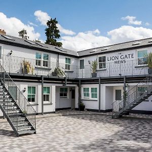 Hotel The Lion Gate Mews Kingston upon Thames  Exterior photo