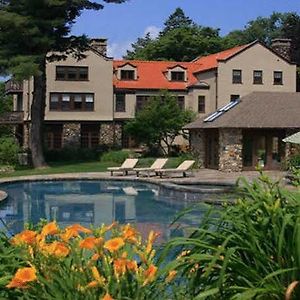 Hotel Rock Hall Luxe Lodging Colebrook Exterior photo