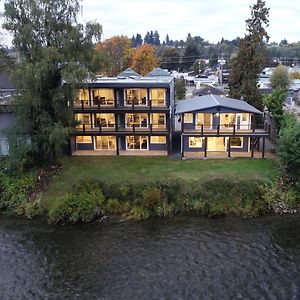 Hotel Chateau Riverside Campbell River Exterior photo