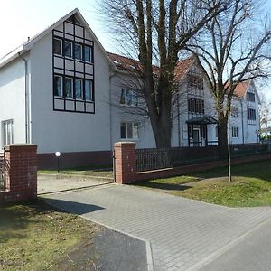 Fc-Apartmenthaus Falkensee Mit Grossem Garten Und Pkw Stellflachen Exterior photo