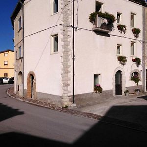 L'Angolo Fiorito Bed and Breakfast Castelpetroso Exterior photo