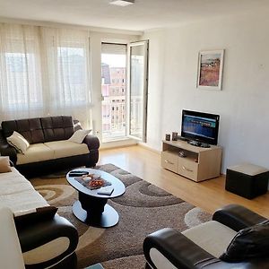 Apartamento Welcoming In Prishtina Pristina Exterior photo