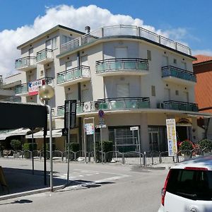 Hotel Villa Domiziana Rímini Exterior photo