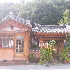 Pinetree View Hanok Guesthouse Jeonju Exterior photo