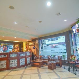 Hotel Reddoorz Near Tugu Naga Singkawang Exterior photo