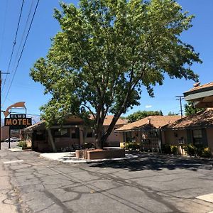 Bishop Elms Motel Exterior photo