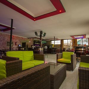 Balis Best Bar & Resort Langata Exterior photo