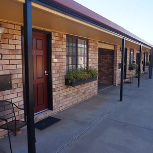 Miles Outback Motel Exterior photo