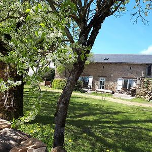 Gite La Grange Hostal Saint-Laurent-dʼOlt Exterior photo