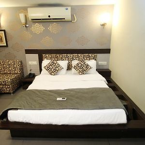 Oyo 4161 Hotel Shailly Inn Ahmedabad Exterior photo
