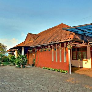 Vila Bunga Merah Gelatik Villa Lembang Exterior photo