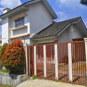 Dallil Putra Villa Lembang Exterior photo