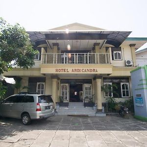 Hotel Reddoorz Syariah @ Jalan Gajah Mada Jembel Exterior photo