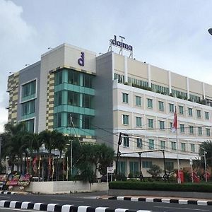 Daima Hotel Padang Exterior photo