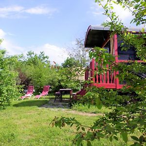 Les Roulottes Et Cabanes Du Livradois Hostal Cunlhat Exterior photo