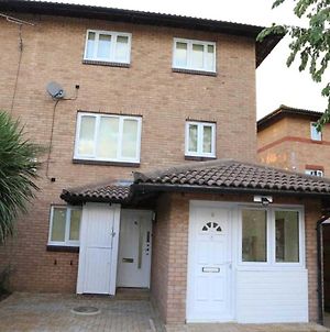 A A Guest Rooms Thamesmead Immaculate 4 Bed Rooms Londres Exterior photo