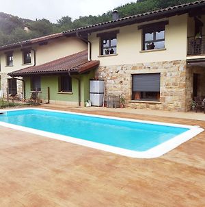 Chalet con piscina climatizada en la naturaleza Villa Areatza Exterior photo