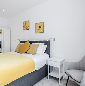 Deluxe 2 Bedroom St Albans Apartment - Free Wifi & Parking Exterior photo