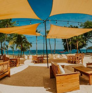 Café de Playa beach front suites Coco Exterior photo