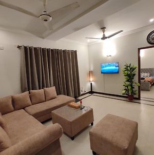 Elegant 2King Br Family Apt, Wifi,Netflix E11 Apartamento Islamabad Exterior photo
