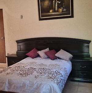 Room in Guest room - Padrinos Hostal La Paz Full House Exterior photo