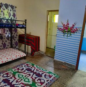 Shade & Brood--Dorm Room Homestay Close To Metro Calcuta Exterior photo
