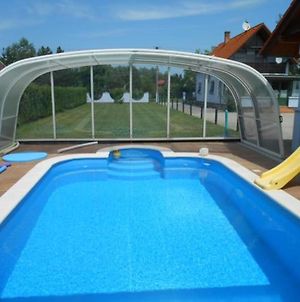 modernes Ferienhaus mit schönem überdachtem Pool Villa Balatonmáriafürdő Exterior photo