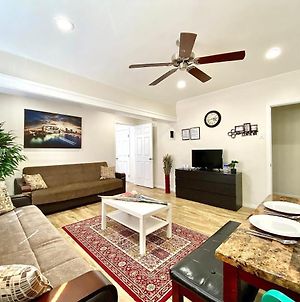 10 Min To The Beach! Perfect For A Family Or Friend Group, Self Check-In & Recently Renovated Apts Apartamento Long Beach Exterior photo