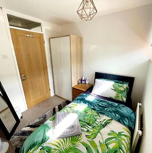 5Min Drive To Luton Airport, 2 Train Stations & Motorway - Free Parking - Late Check Out 11Am - Quiet & Peaceful Location With A Relaxing Garden - Only 25Min Drive To North London - Free Wifi Apartamento Exterior photo