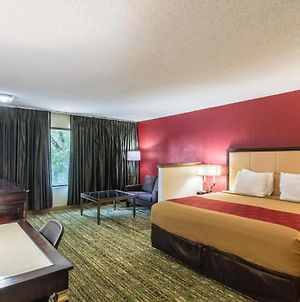 Rodeway Inn & Suites Fresno Exterior photo