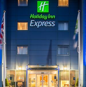 Holiday Inn Express Oxford - Kassam Stadium Exterior photo