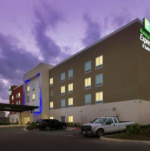 Holiday Inn Express & Suites New Braunfels Exterior photo