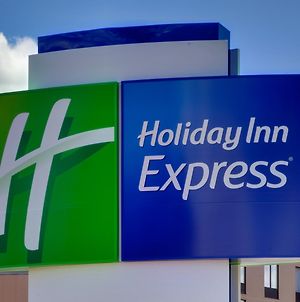 Holiday Inn Express & Suites Monterrey Valle Exterior photo