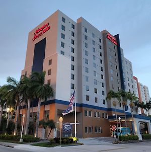 Hampton Inn & Suites Miami-Airport South-Blue Lagoon Exterior photo