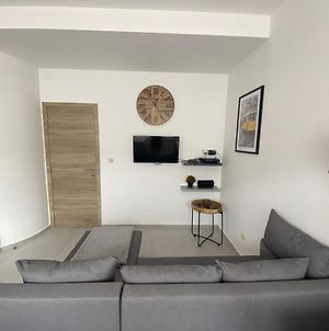 Superbe petite appartement lumineux bien décoré avec Netflix gratuit Charleroi Exterior photo