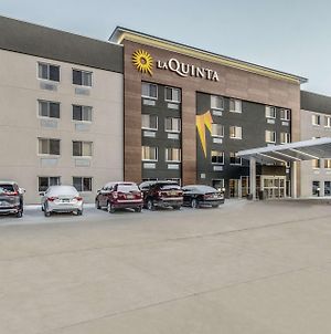 La Quinta Inn & Suites By Wyndham Cleveland - Airport North Exterior photo
