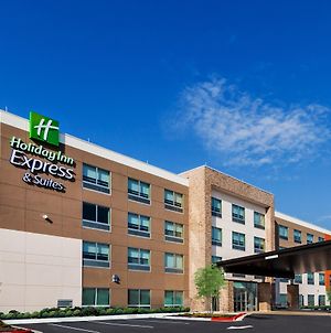 Holiday Inn Express And Suites Chanute, An Ihg Hotel Exterior photo