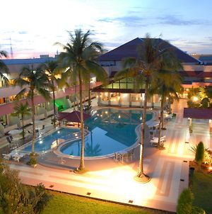 Kapuas Palace Pontianak Hotel Exterior photo