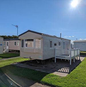 The Jones'S Family Caravan With Private Decking - Presthaven Hotel Prestatyn Exterior photo