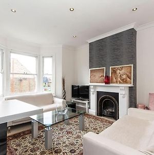 Lovely Two Bedroom Flat Between The Commons Londres Exterior photo