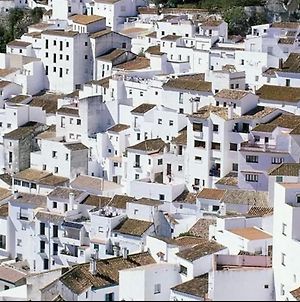 Stylish 3 Bed House 2 Bathrooms With Patio, Roof Terrace And Communal Pool 5 Minutes Away From The Beautiful Spanish White Village Of Casares Pueblo And Only 20 Mins From The Sea Exterior photo