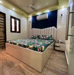 Lovely 1-Bedroom & Living Area Apt In Nueva Delhi Exterior photo