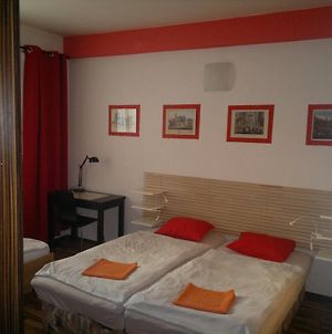 Red Apartment Bratislava Room photo